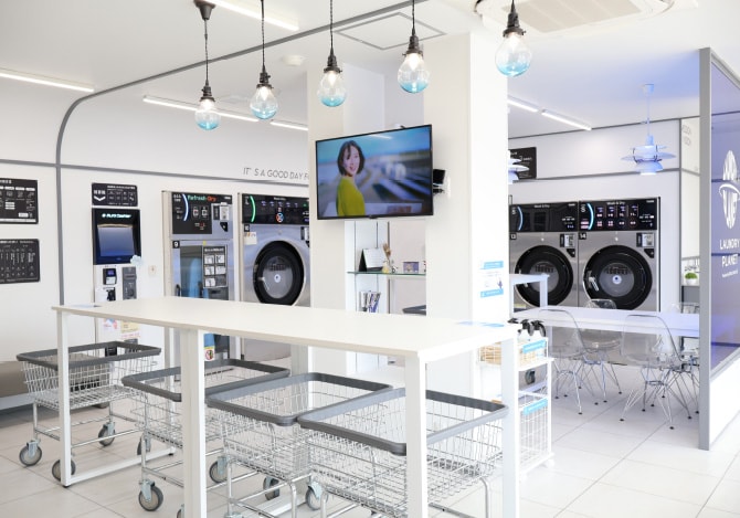 白をベースに「宇宙」をイメージした店内